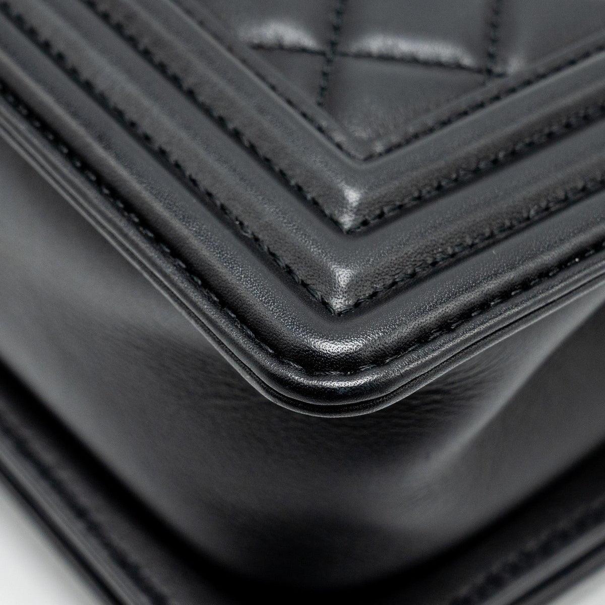 CHANEL SMALL BOY BAG CALFSKIN BLACK RUTHENIUM HARDWARE
