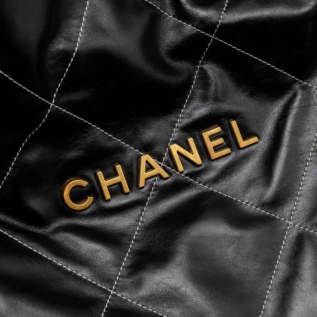 CHANEL MEDIUM 22 BAG WHITE STITCHING CALFSKIN BLACK GHW (MICROCHIP)