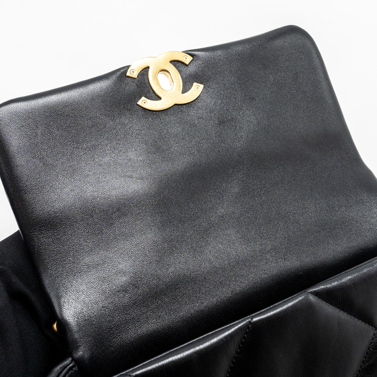 CHANEL SMALL 19 BAG LAMBSKIN BLACK MULTICOLOUR HARDWARE (MICROCHIP)