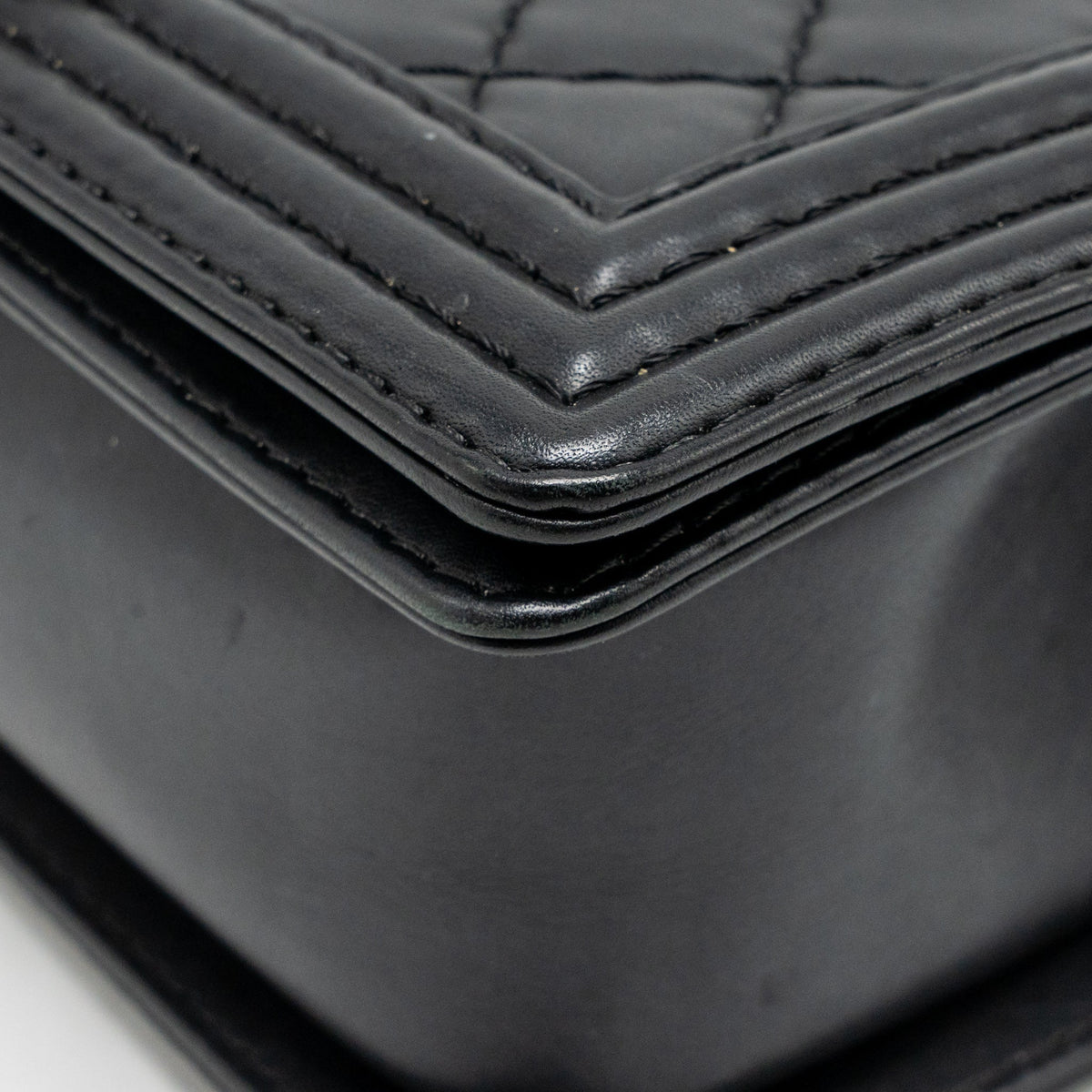 CHANEL MEDIUM BOY BAG CALFSKIN BLACK RUTHENIUM SHW