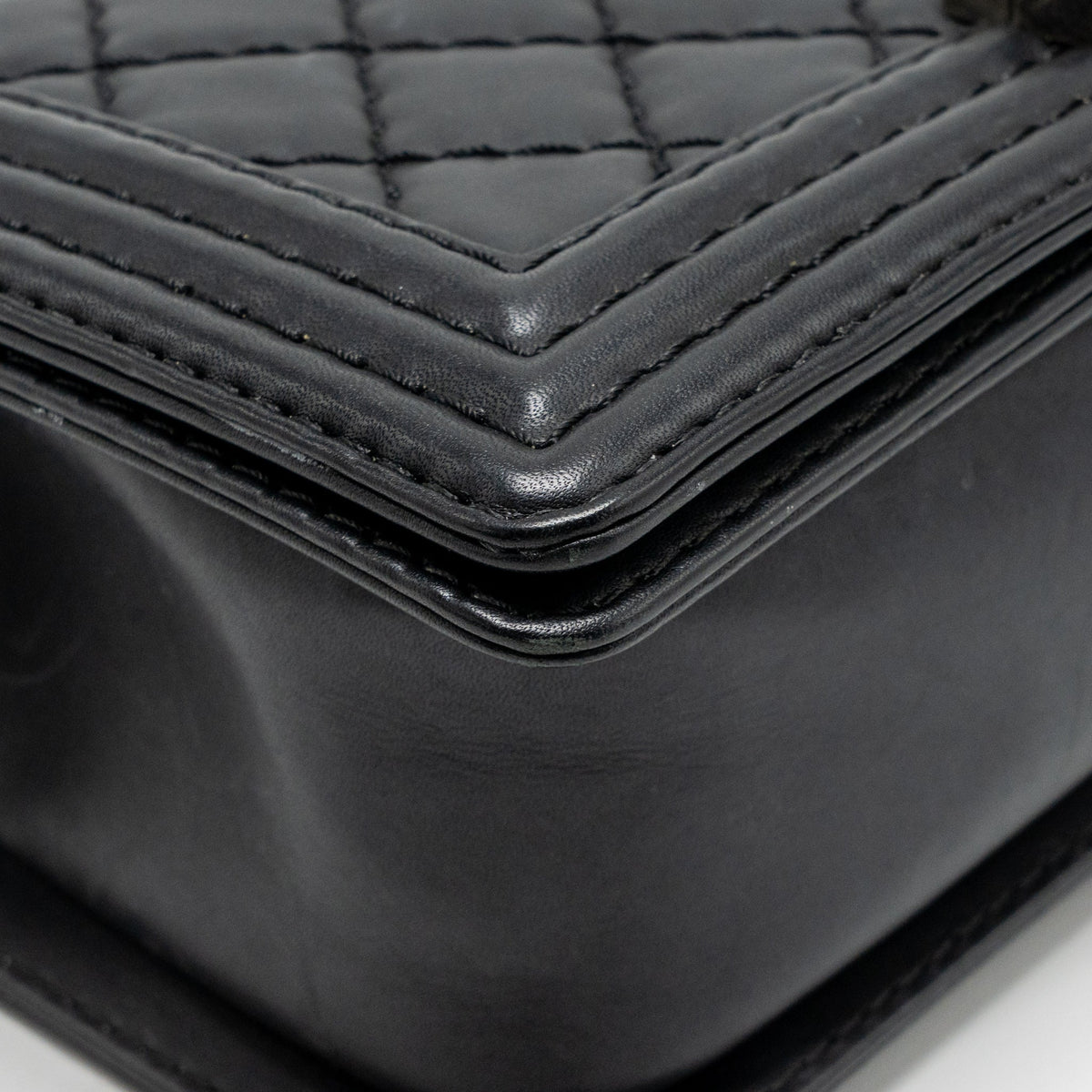 CHANEL MEDIUM BOY BAG CALFSKIN BLACK RUTHENIUM SHW