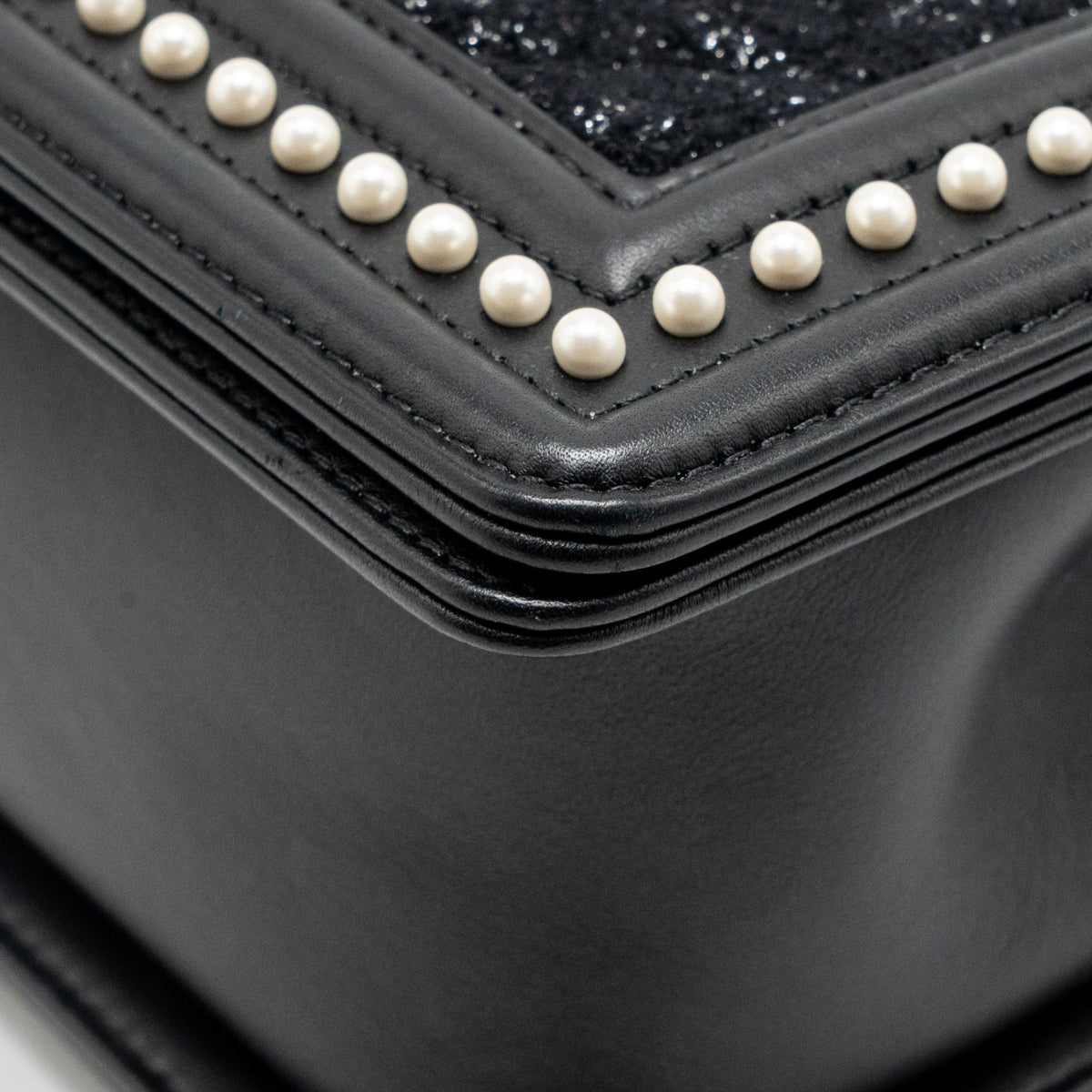 Chanel Medium boy bag fabric / lambskin black SHW