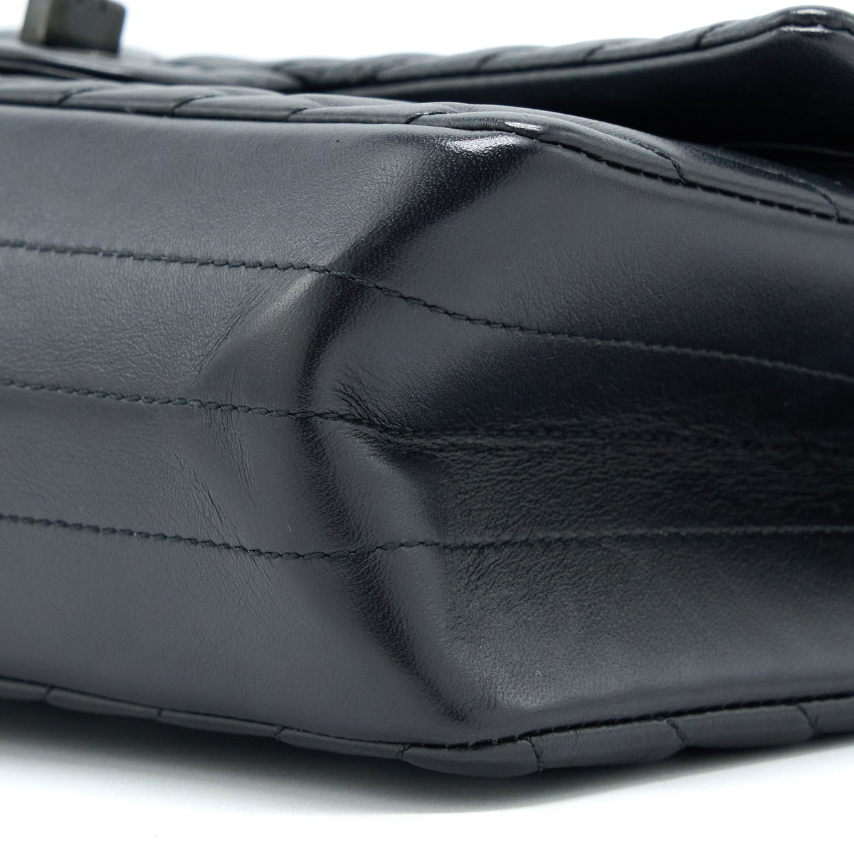 CHANEL 2.55 REISSUE SMALL DOUBLE FLAP BAG CHEVRON AGED CALFSKIN BLACK WITH BLACK HARDWARE