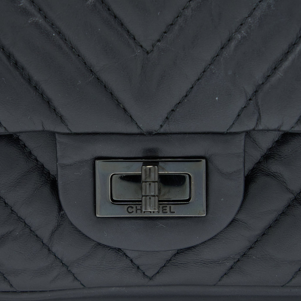 CHANEL 2.55 REISSUE SMALL DOUBLE FLAP BAG CHEVRON AGED CALFSKIN BLACK WITH BLACK HARDWARE