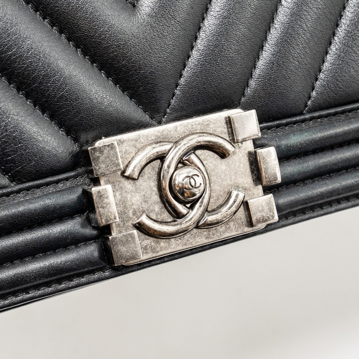 CHANEL CHEVRON MEDIUM BOY BAG CALFSKIN BLACK RUTHENIUM SHW