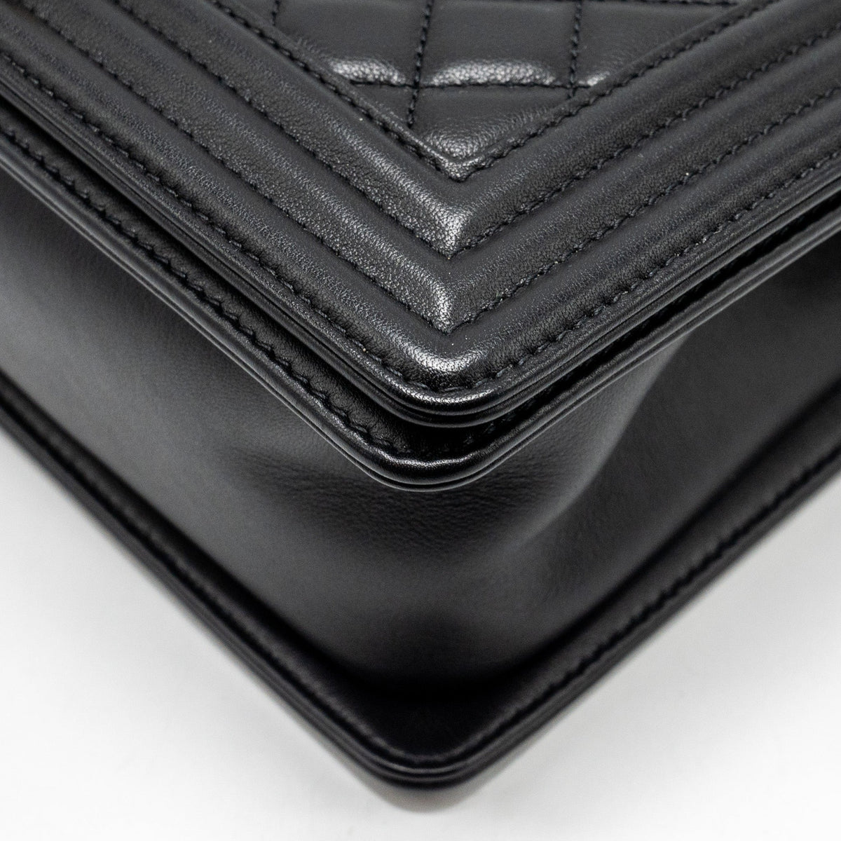 CHANEL MEDIUM BOY BAG CALFSKIN BLACK GHW