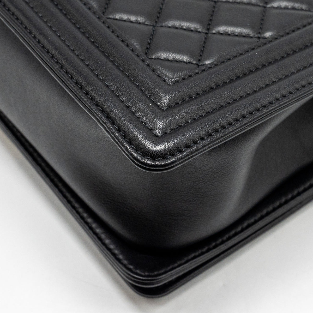 CHANEL MEDIUM BOY BAG CALFSKIN BLACK GHW