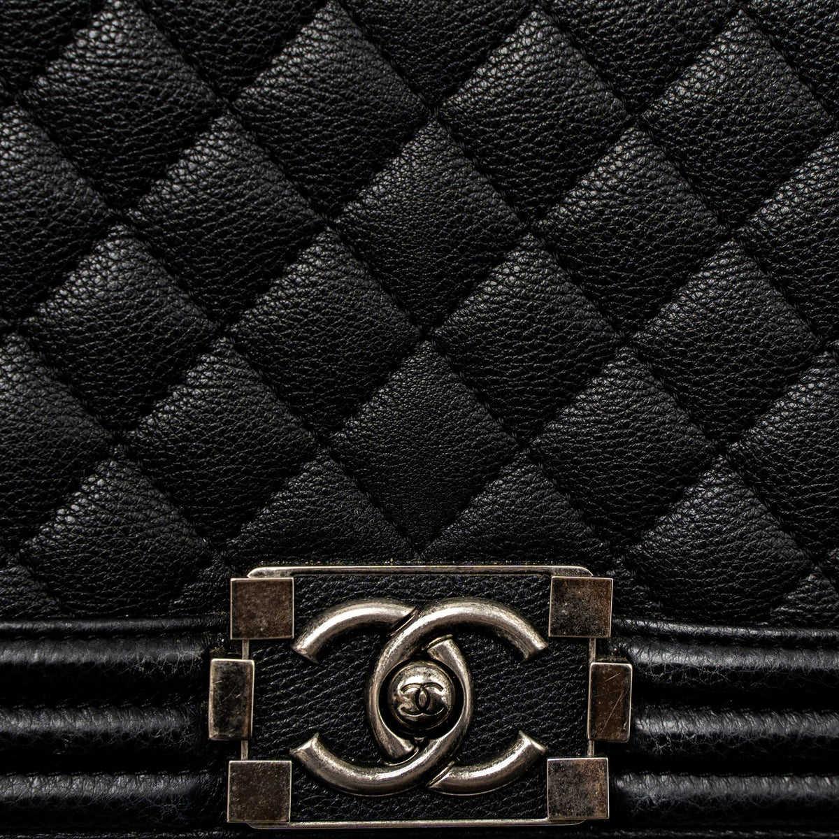 CHANEL MEDIUM BOY BAG GRAINED CALFSKIN BLACK RUTHENIUM HARDWARE