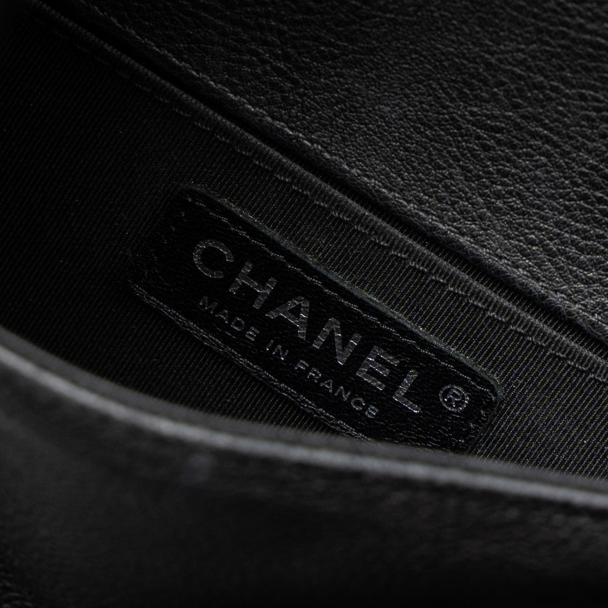 CHANEL MEDIUM BOY BAG GRAINED CALFSKIN BLACK RUTHENIUM HARDWARE