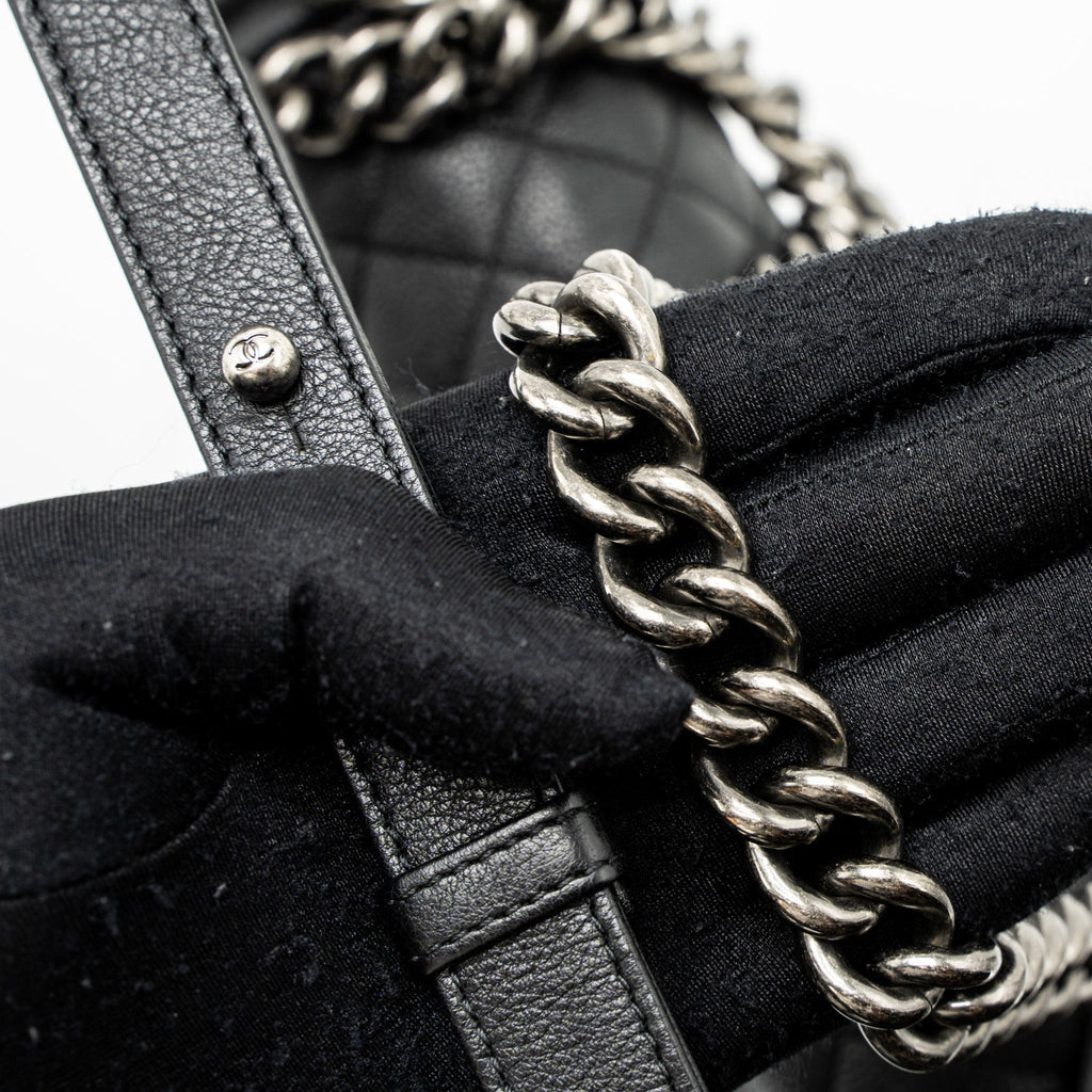CHANEL MEDIUM BOY BAG GRAINED CALFSKIN BLACK RUTHENIUM HARDWARE