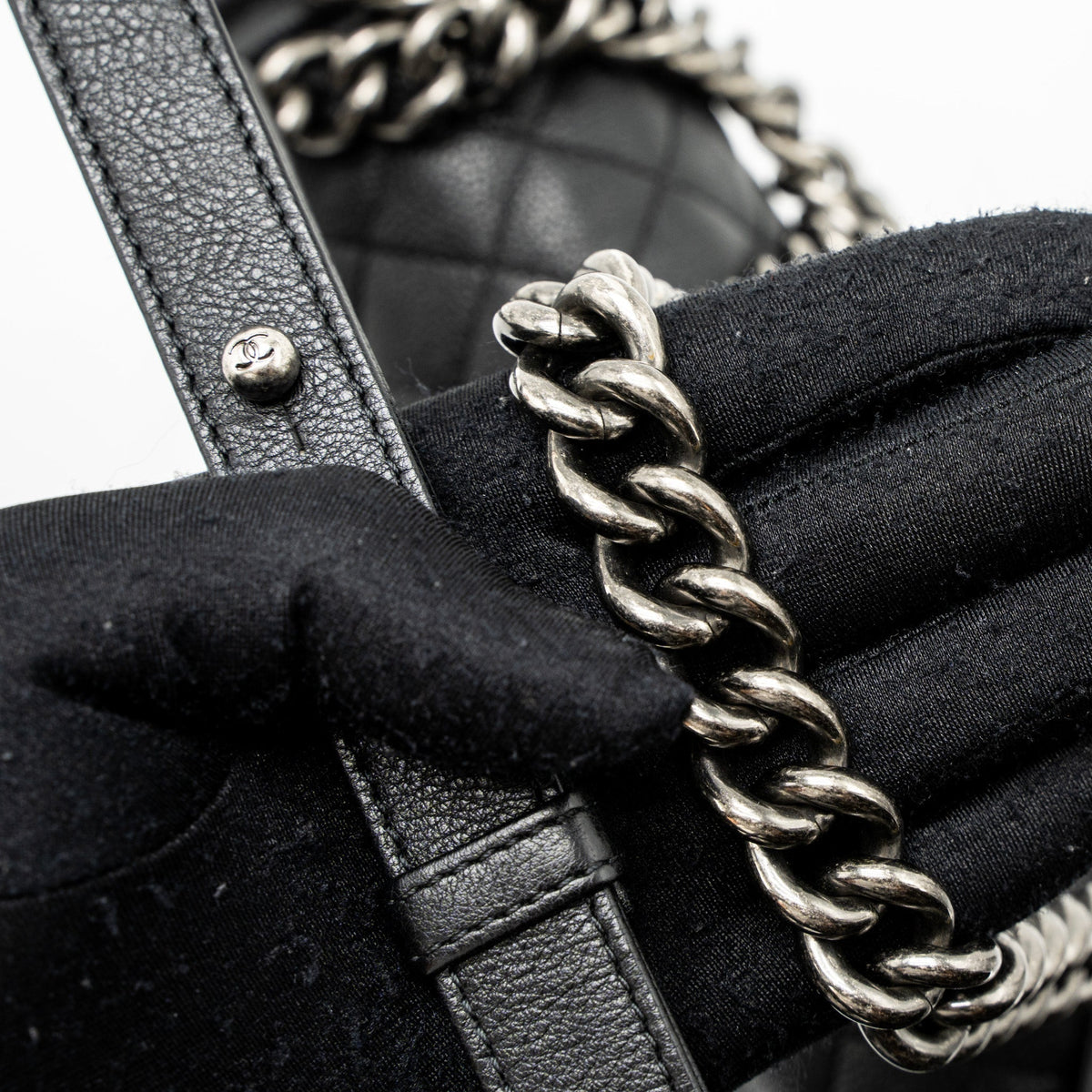 CHANEL MEDIUM BOY BAG GRAINED CALFSKIN BLACK RUTHENIUM HARDWARE