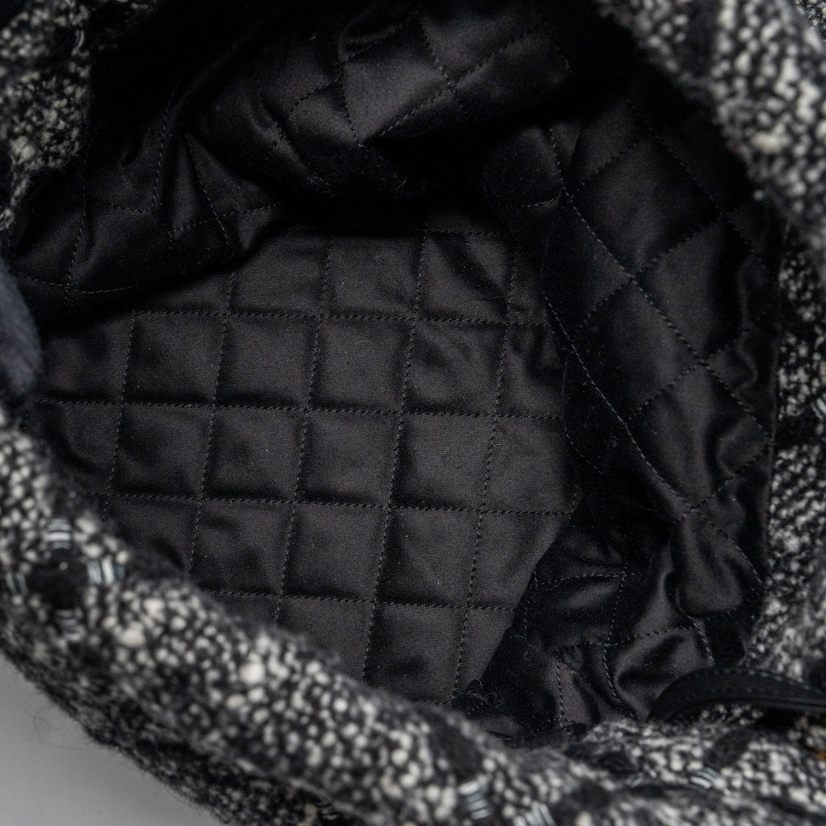 CHANEL MEDIUM 22 BAG TWEED BLACK / GREY GHW (MICROCHIP)