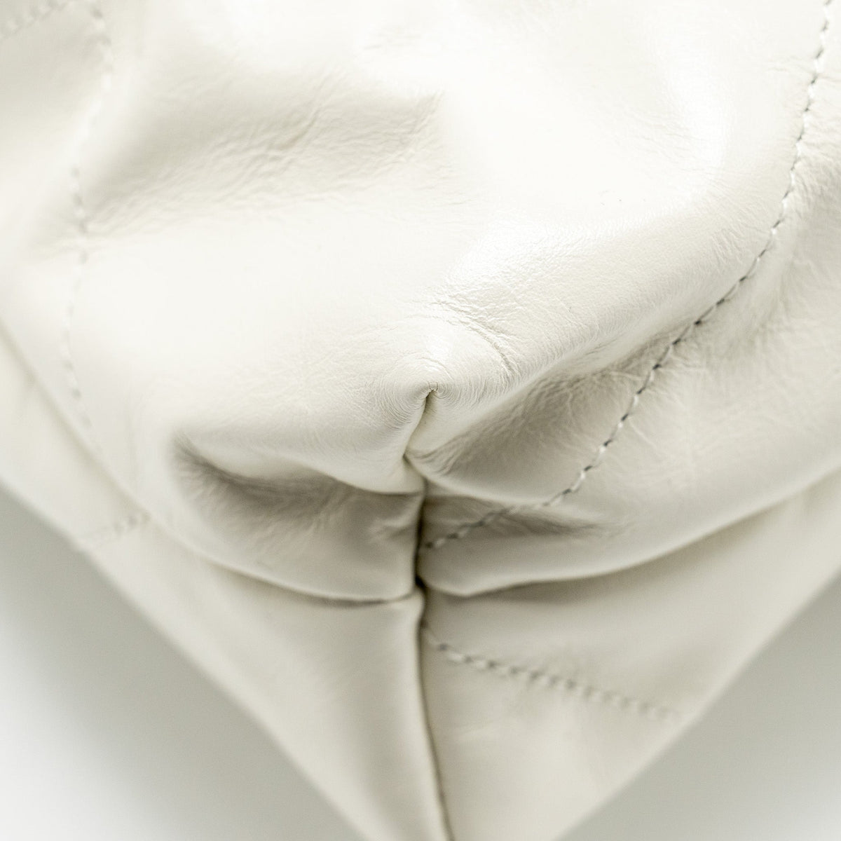 CHANEL MEDIUM 22 BAG CALFSKIN WHITE GHW (MICROCHIP)