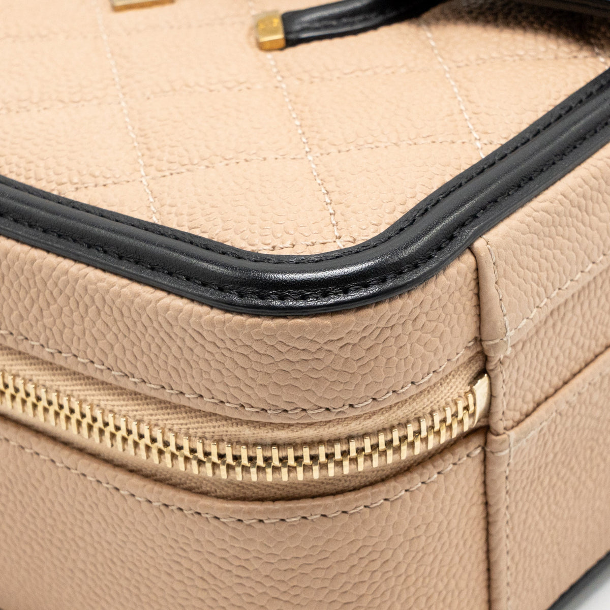 Chanel medium filigree vanity case caviar beige/black GHW