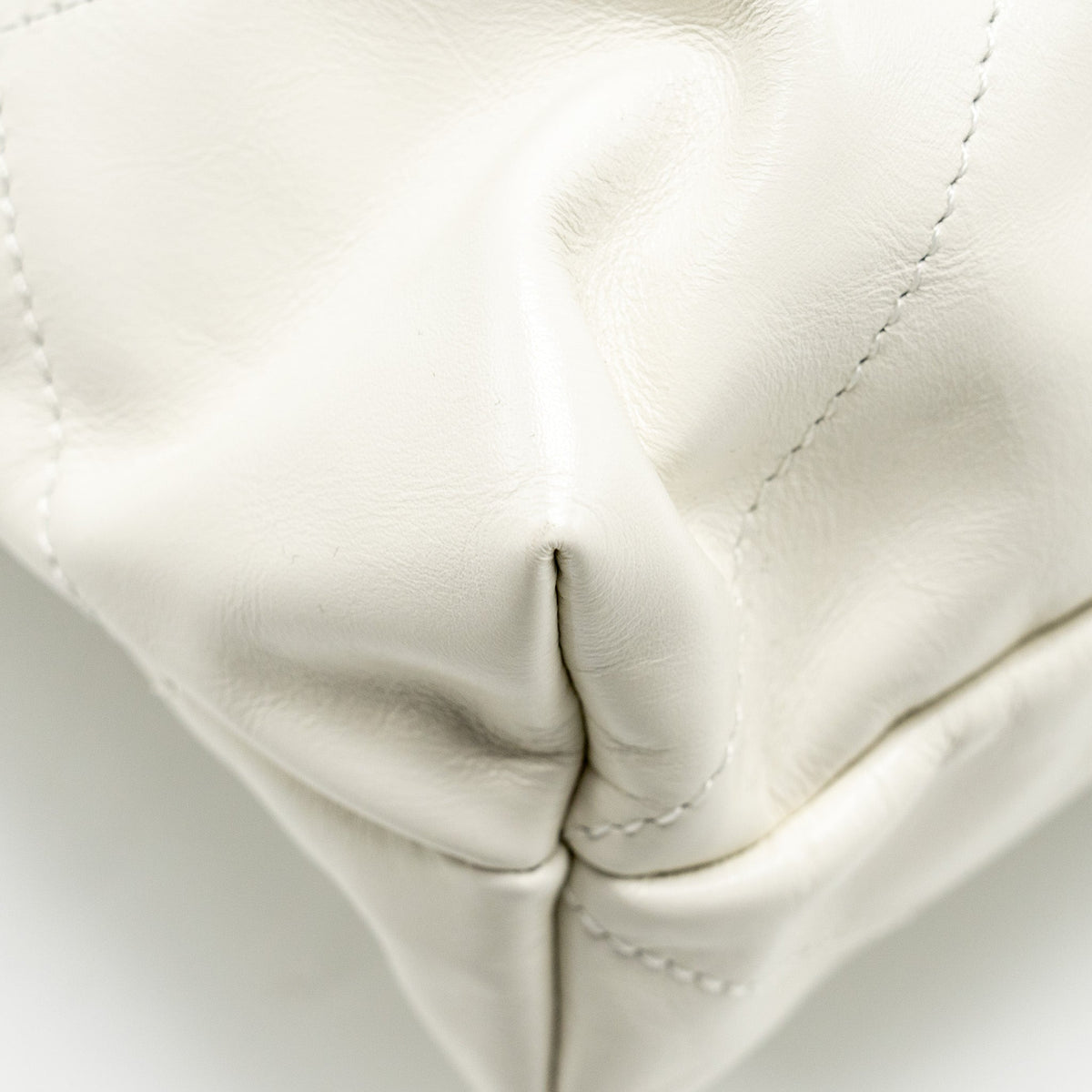CHANEL MEDIUM 22 BAG CALFSKIN WHITE GHW (MICROCHIP)