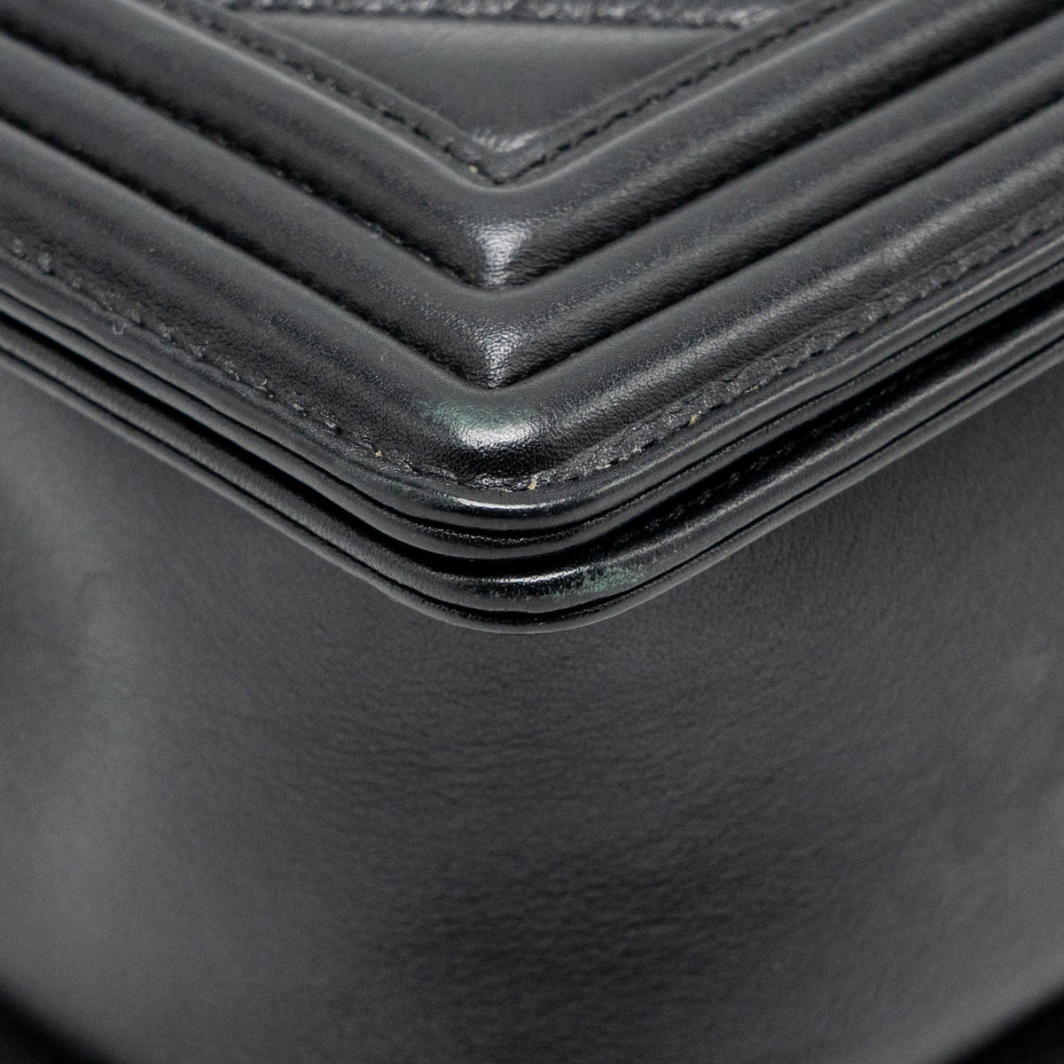 CHANEL CHEVRON MEDIUM BOY BAG CALFSKIN BLACK RUTHENIUM SHW