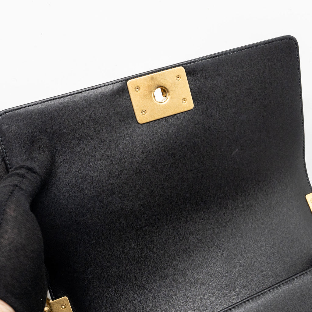 CHANEL MEDIUM BOY BAG SMOOTH CALFSKIN BLACK GHW (MICROCHIP)