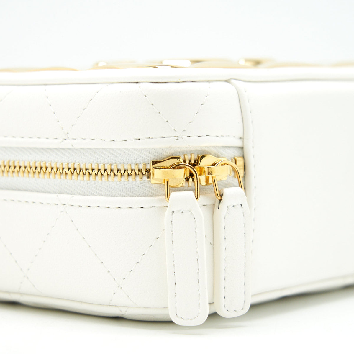 CHANEL 21K SMALL METAL PLATE VANITY WITH CHAIN LAMBSKIN WHITE GHW