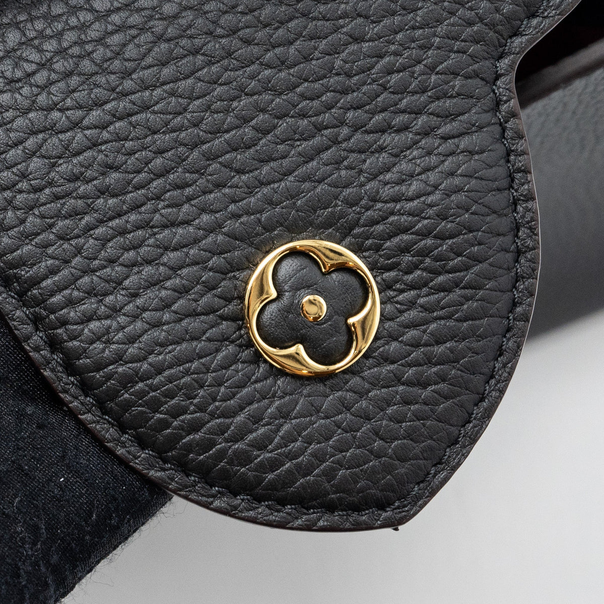 LOUIS VUITTON CAPUCINES BB TAURILLON BLACK GHW(NEW VERSION)