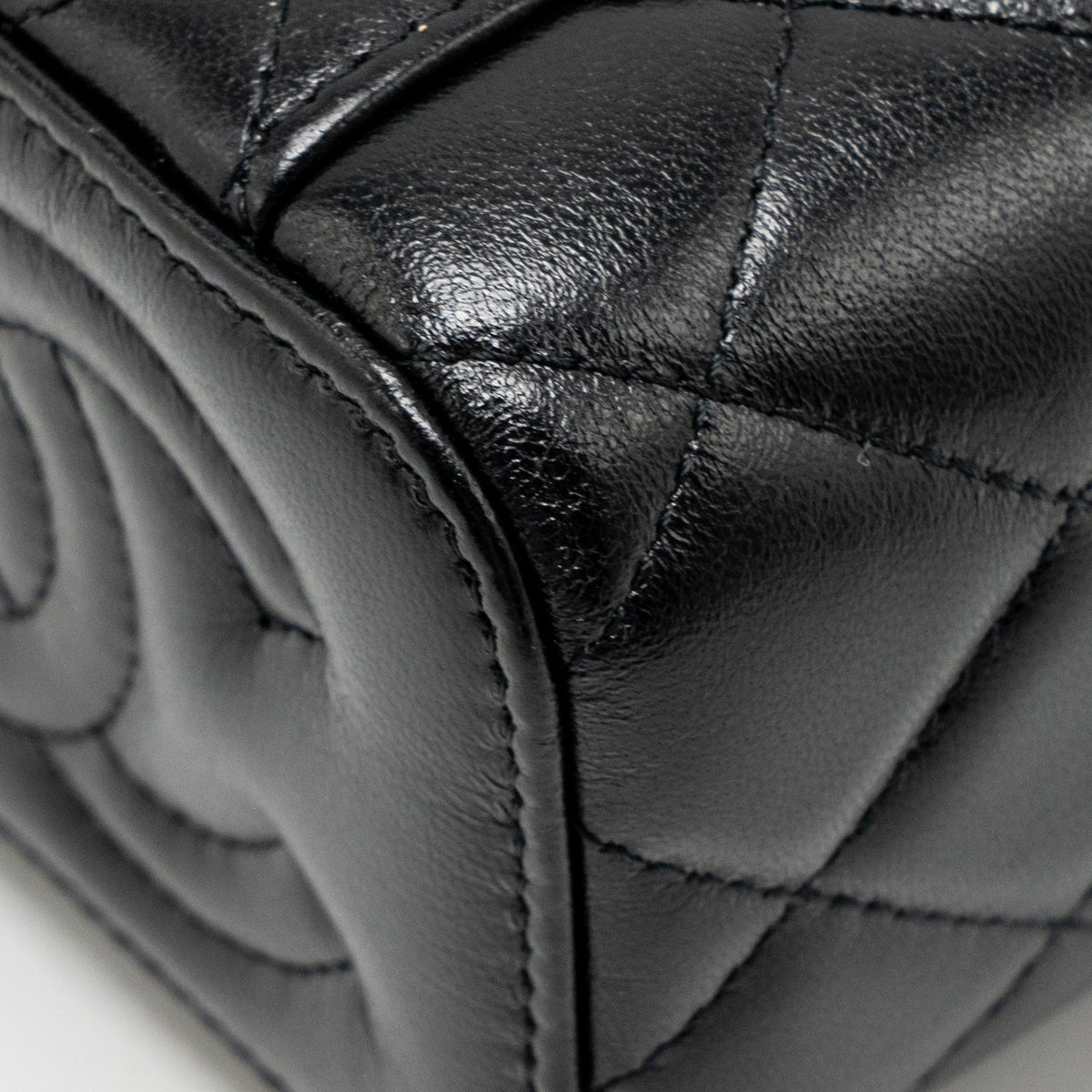Chanel detail cc logo mini vanity case with chain lambskin black GHW (microchip)