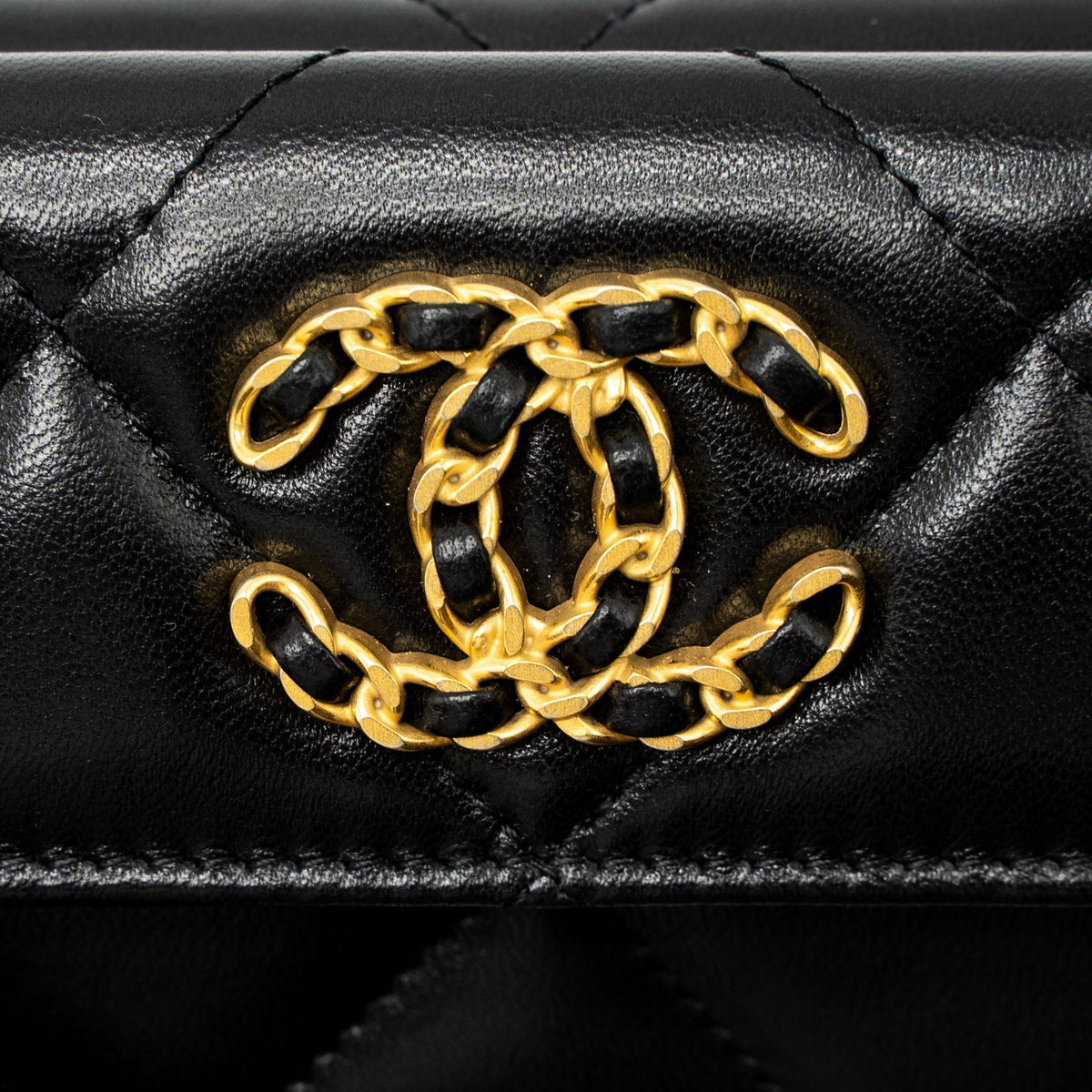 CHANEL 19 FLAP COMPACT WALLET LAMBSKIN BLACK GHW (MICROCHIP)