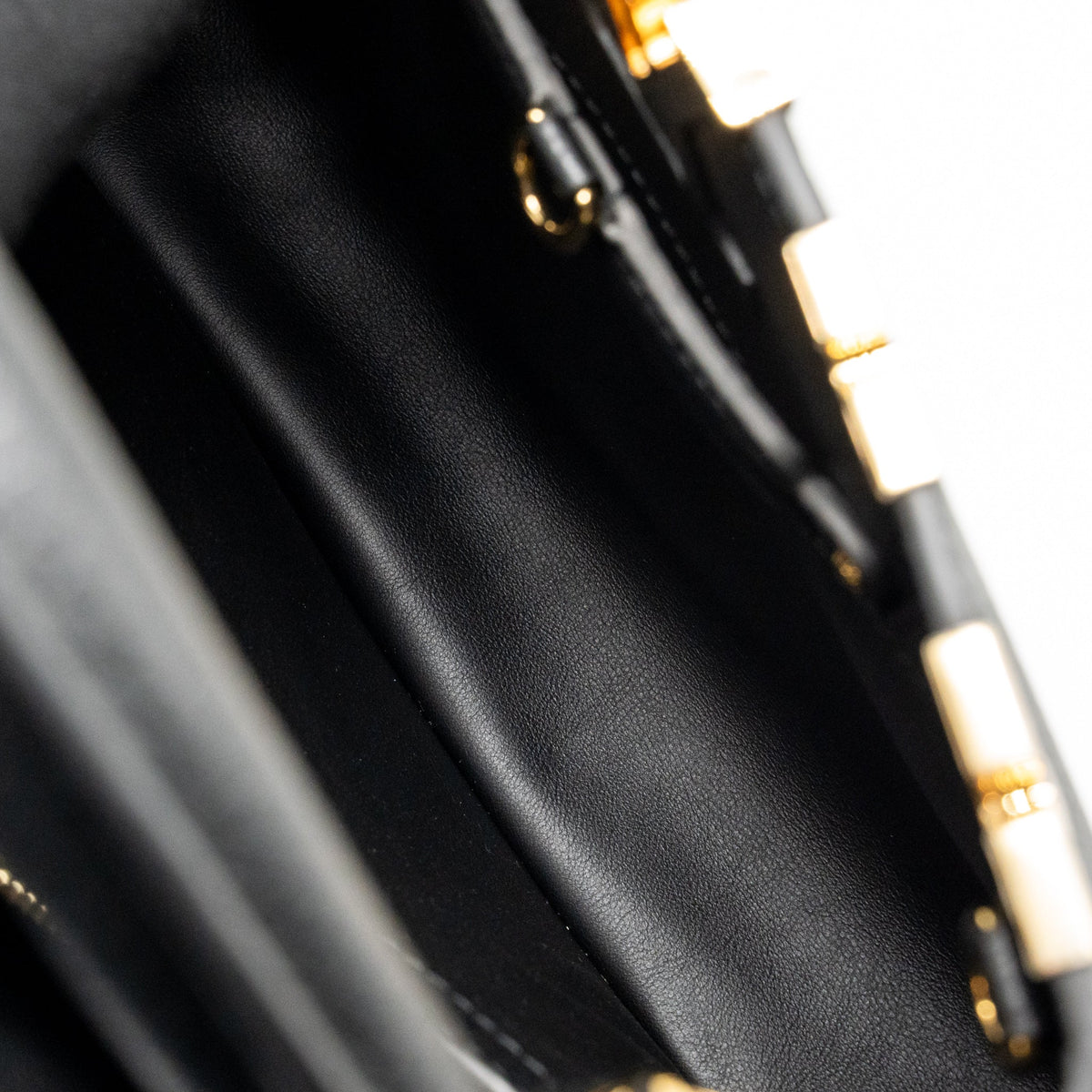 LOUIS VUITTON CAPUCINES MM TAURILLON LEATHER BLACK GHW