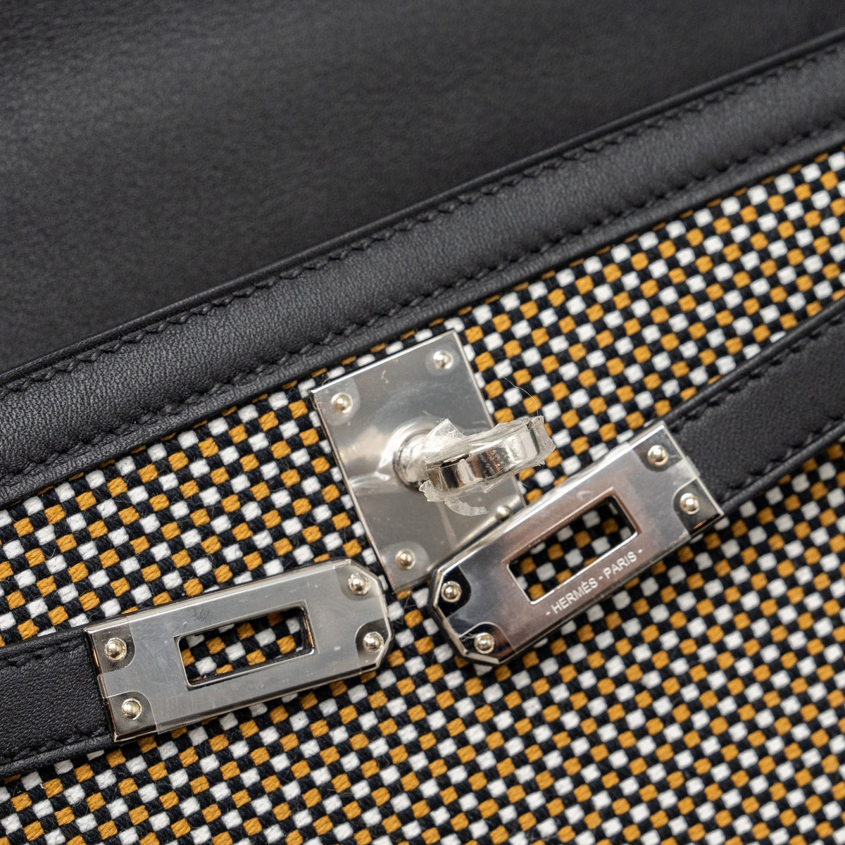 HERMES KELLY 25 SELLIER TOILE QUADRILLE /SWIFT BLACK-BLANC-DESERT / BLACK SHW