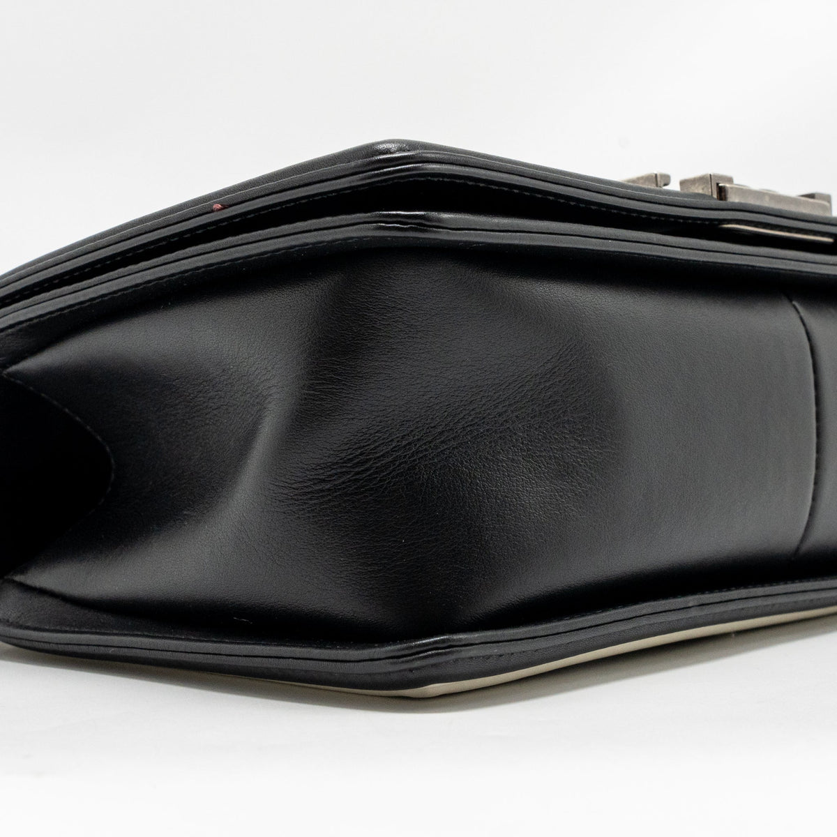 Chanel 16A Medium Boy Bag Pleated Calfskin Black/White RUTHENIUM HARDWARE