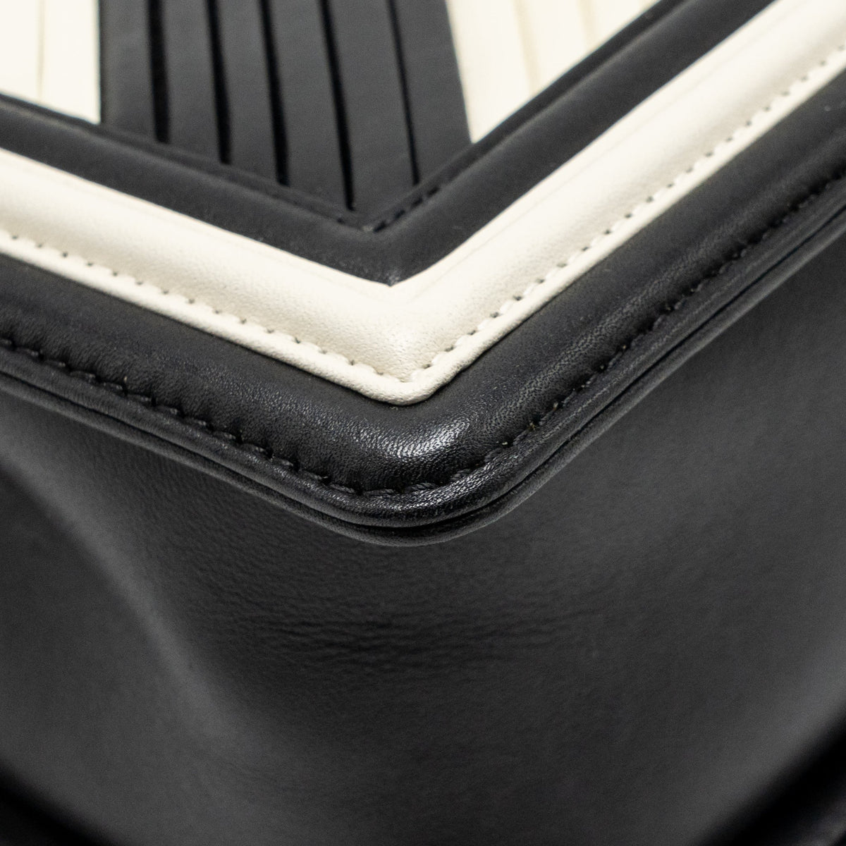 Chanel 16A Medium Boy Bag Pleated Calfskin Black/White RUTHENIUM HARDWARE