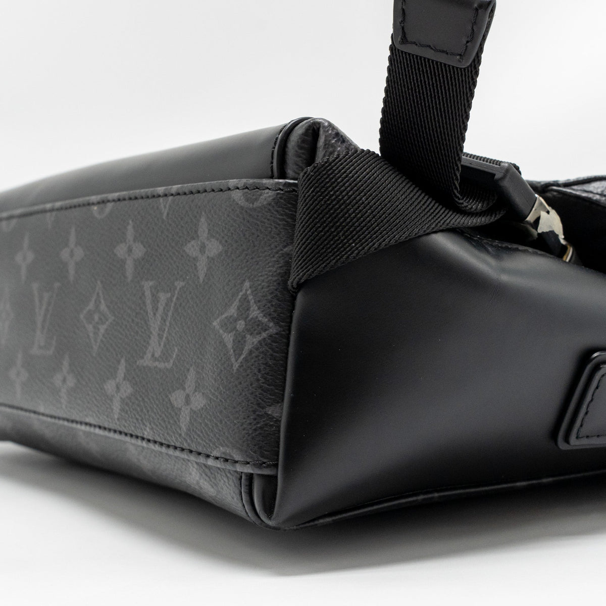 LOUIS VUITTON MESSENGER VOYAGER PM MONOGRAM CANVAS BLACK SHW