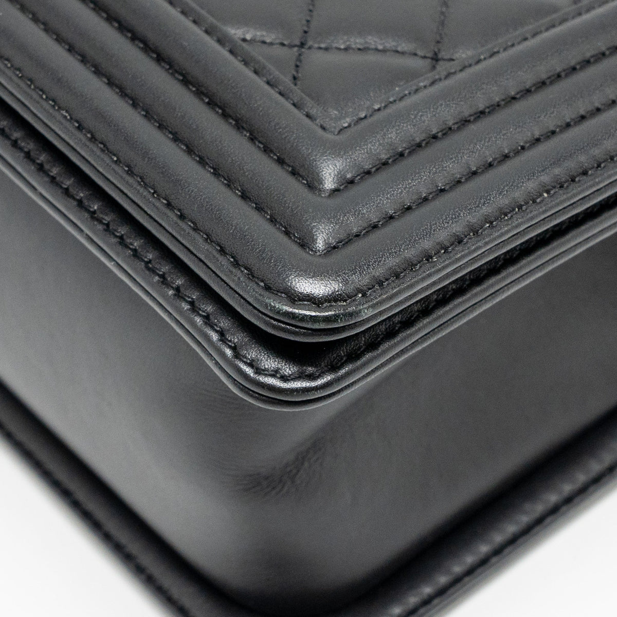 CHANEL MEDIUM BOY BAG CALFSKIN BLACK RUTHENIUM SHW