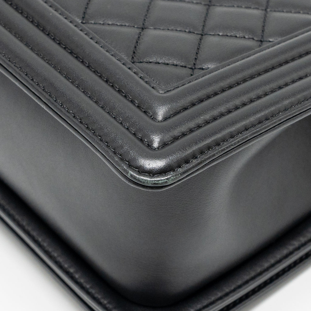 CHANEL MEDIUM BOY BAG CALFSKIN BLACK RUTHENIUM SHW