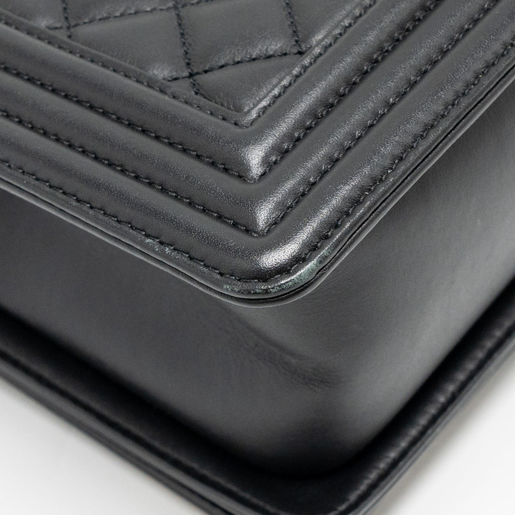 CHANEL MEDIUM BOY BAG CALFSKIN BLACK RUTHENIUM SHW
