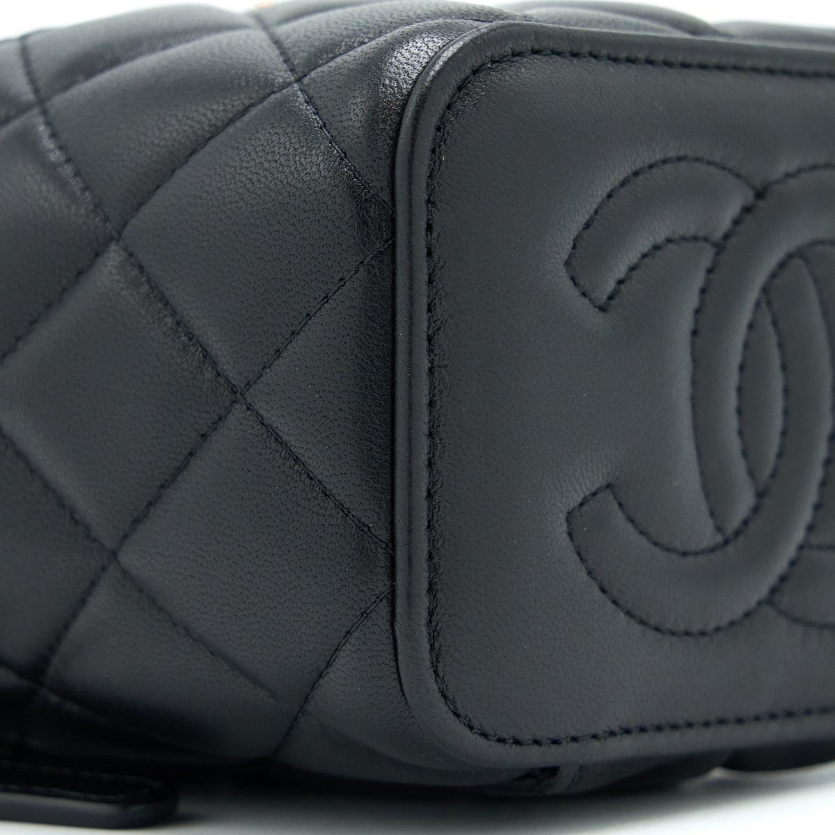 CHANEL 22B DETAILED TOP HANDLE MINI VANITY WITH CHAIN LAMBSKIN BLACK BRUSHED GHW