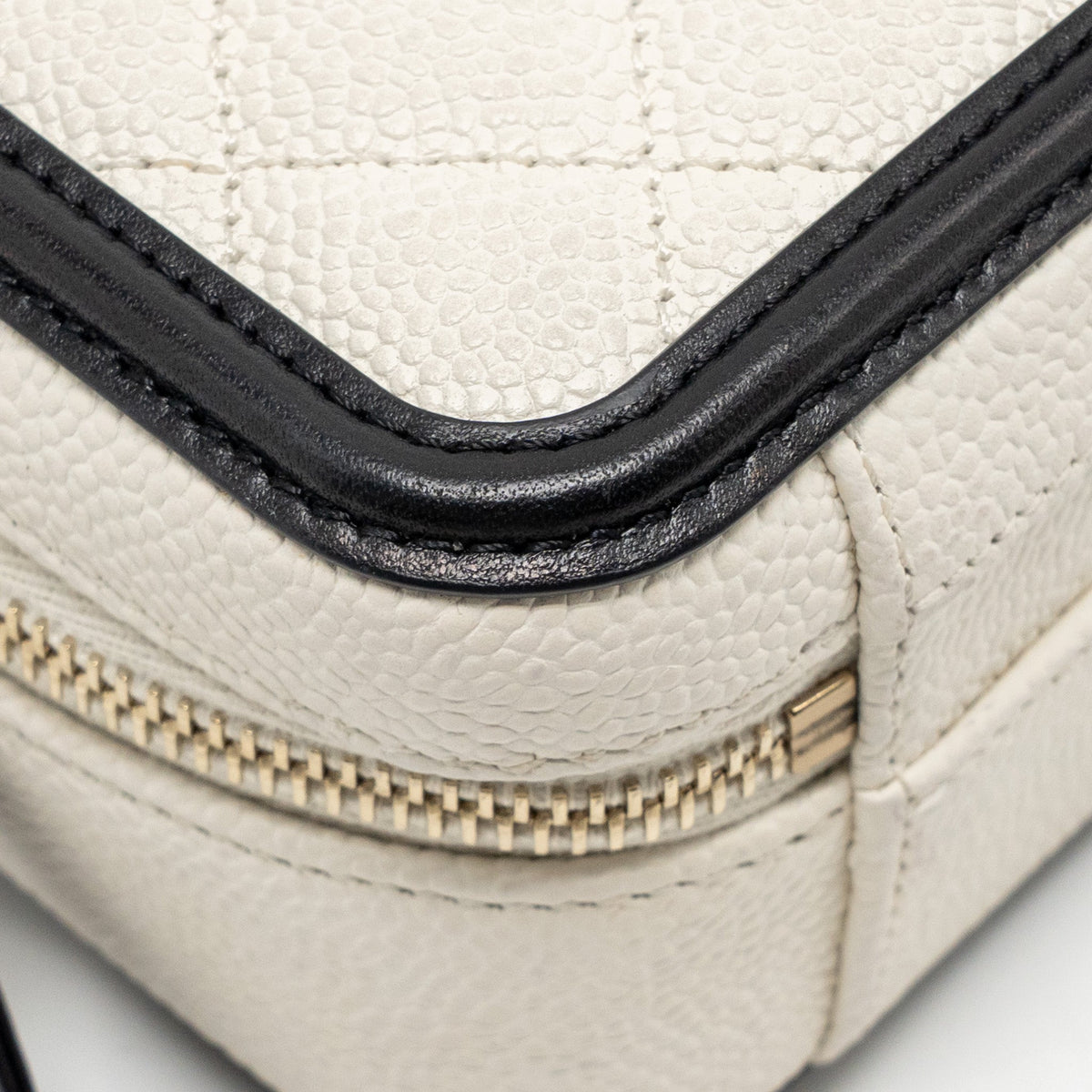 CHANEL CC FILIGREE VANITY CASE CAVIAR WHITE/BLACK GHW