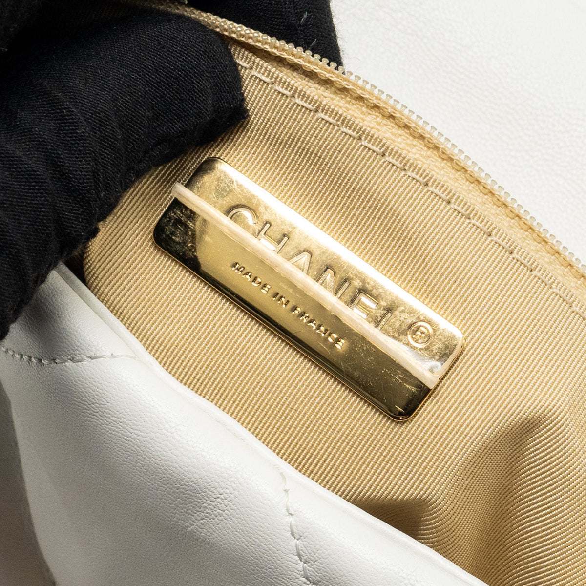 CHANEL SMALL 19 BAG SHINY GOATSKIN WHITE MULTICOLOURED HARDWARE
