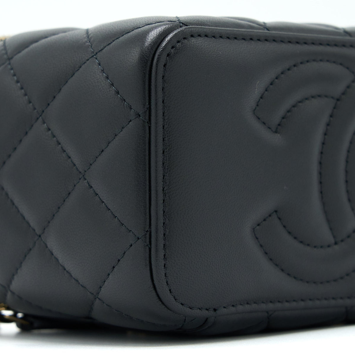 CHANEL 22B PEARL CRUSH LONG VANITY WITH CHAIN LAMBSKIN BLACK GHW (MICROCHIP)