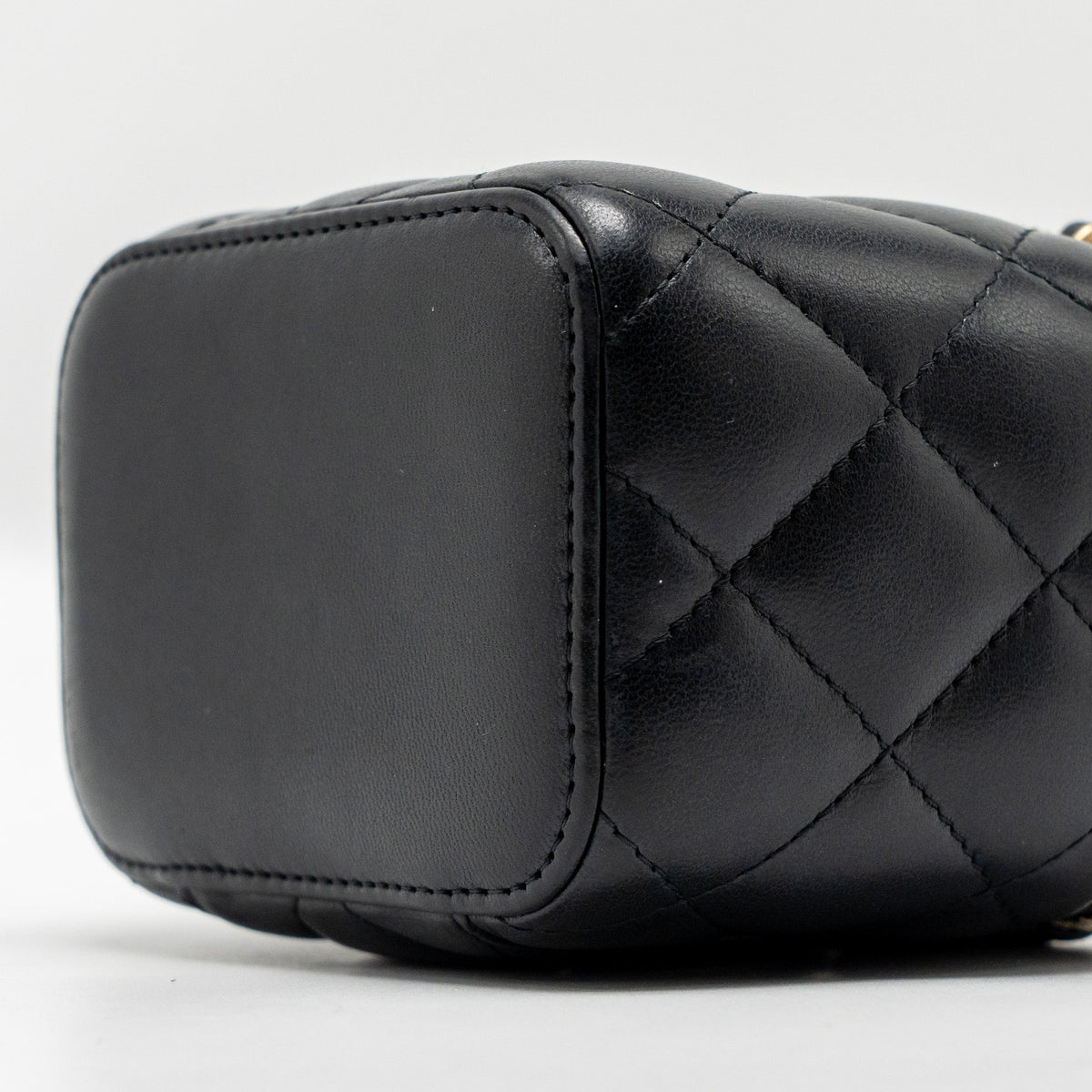 CHANEL 22S PEARL CRUSH MINI VANITY WITH CHAIN LAMBSKIN BLACK GHW