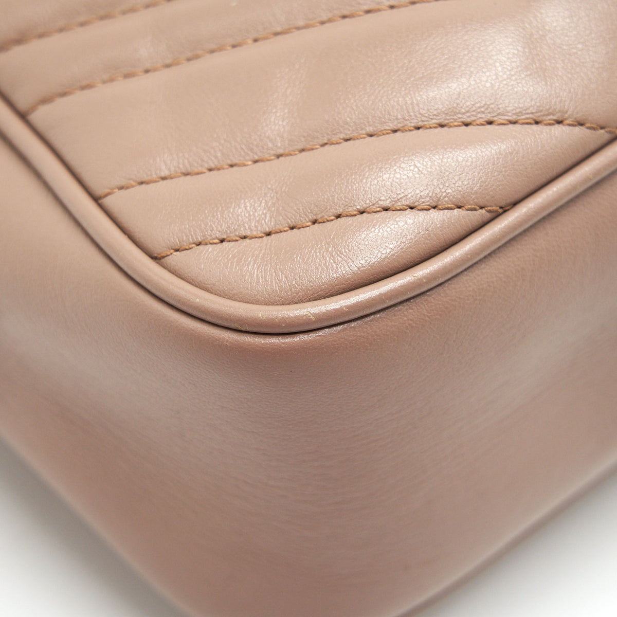 GUCCI GG MARMONT SMALL MATELASSE SHOULDER BAG IN BEIGE