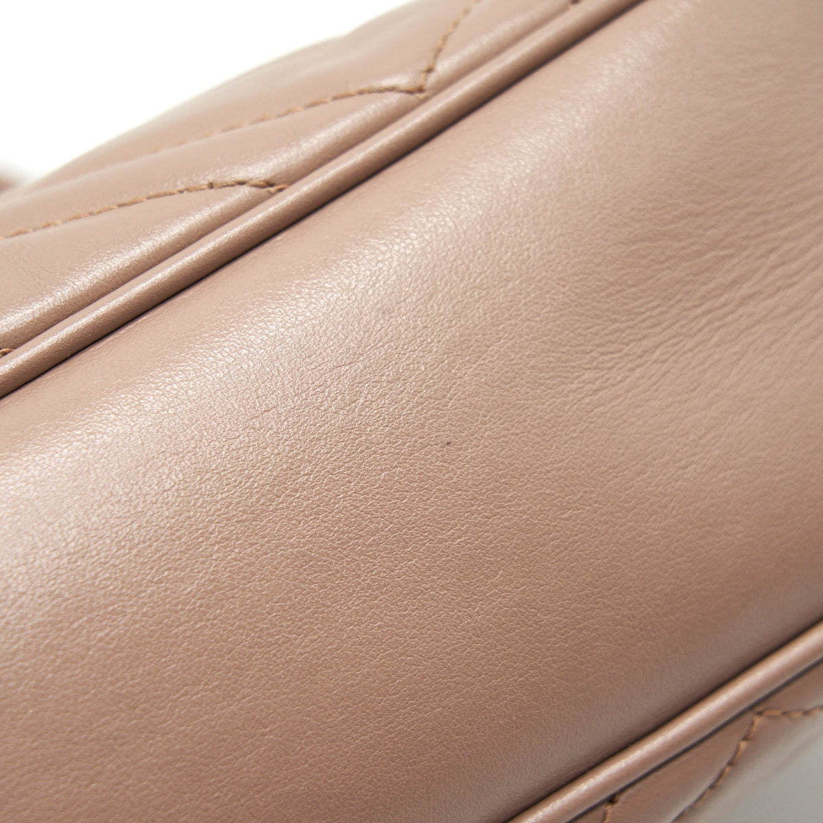 GUCCI GG MARMONT SMALL MATELASSE SHOULDER BAG IN BEIGE