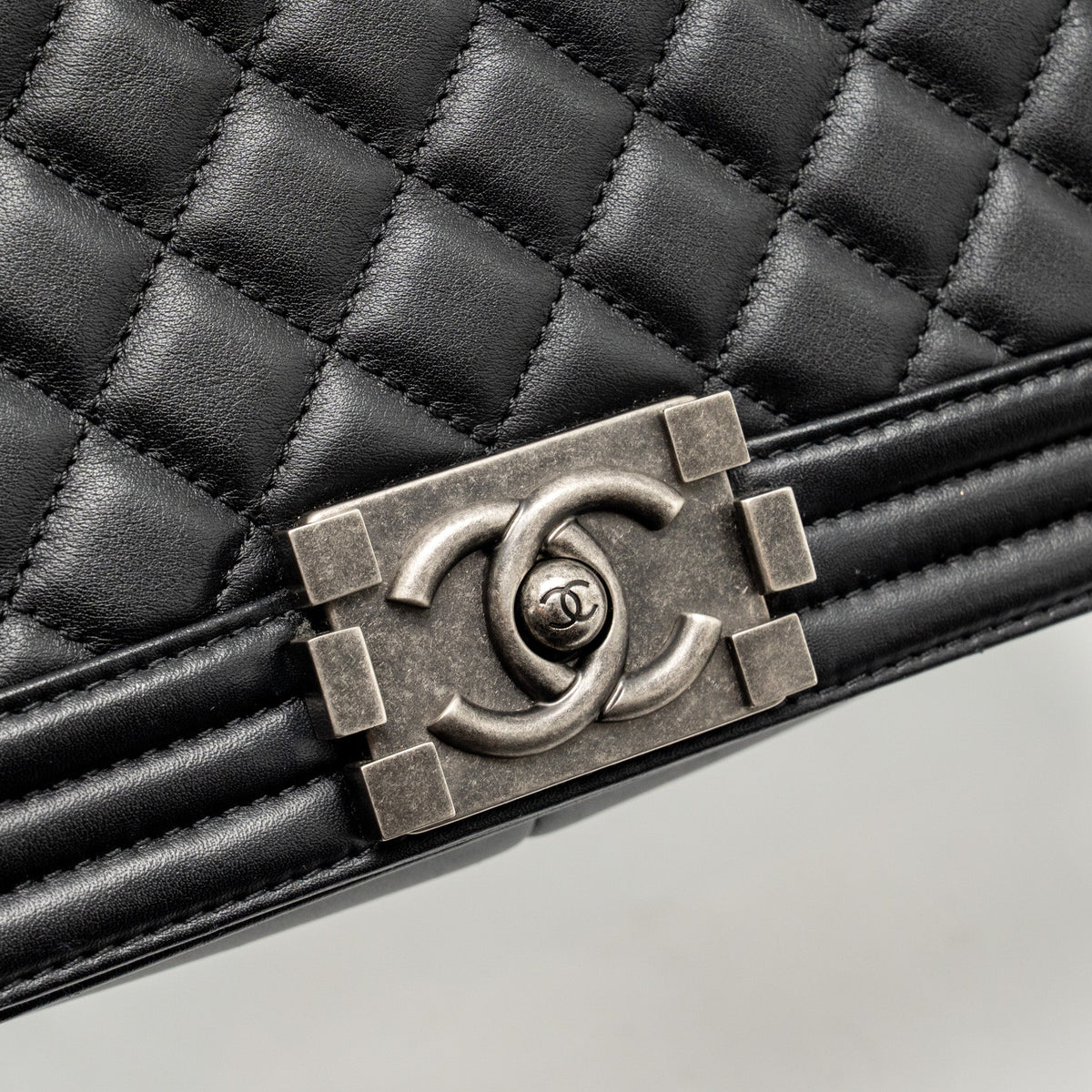 CHANEL NEW MEDIUM BOY BAG CALFSKIN BLACK RUTHENIUM HARDWARE