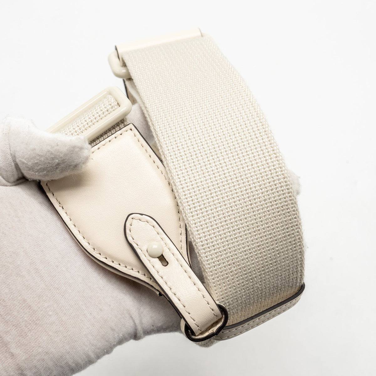 GUCCI MEDIUM GG MARMONT SHOULDER BAG WHITE MATELASSE CHEVRON LEATHER WITH WHITE HARDWARE