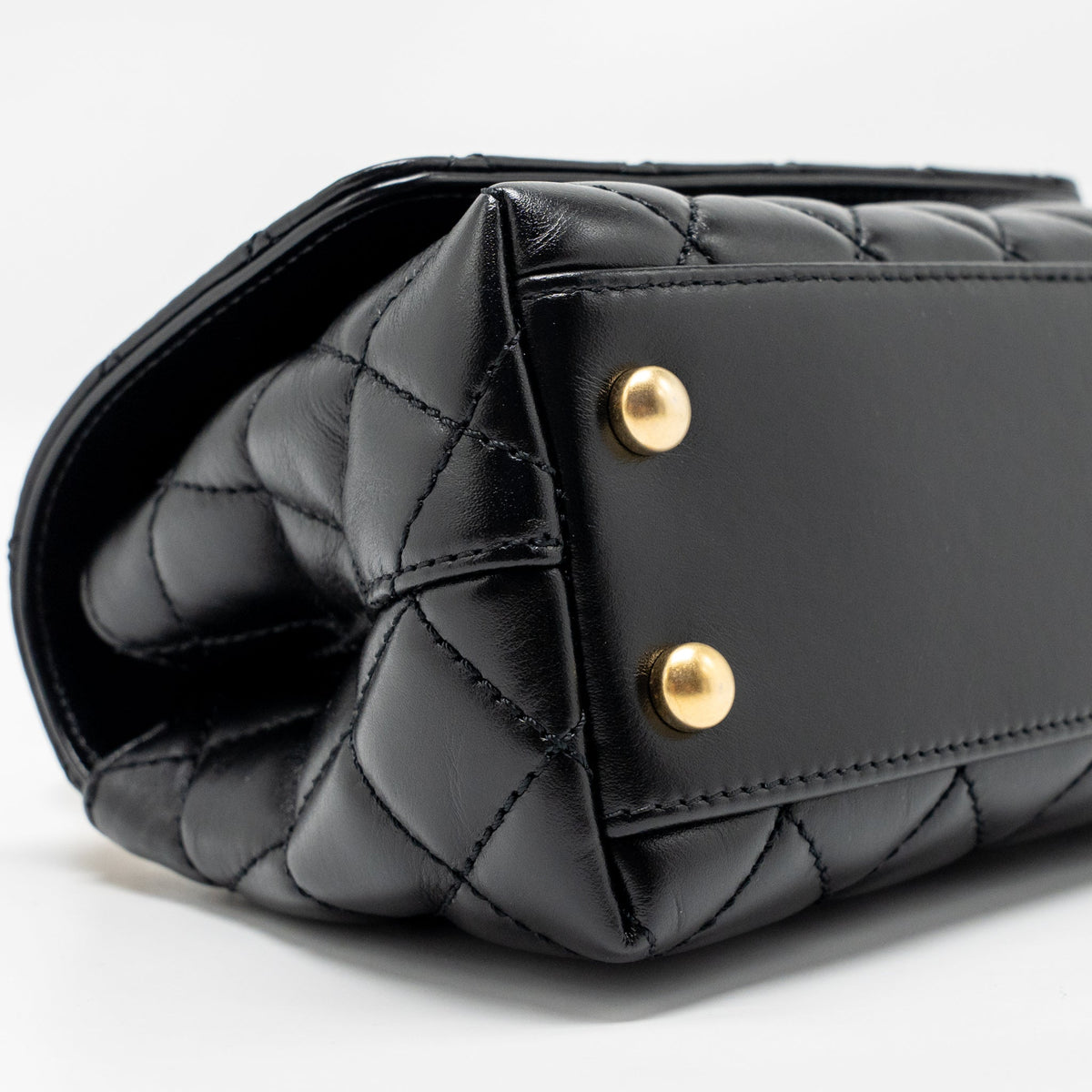 CHANEL DETAILED METAL TOP HANDLE MINI COCO HANDLE FLAP BAG SHINY CALFSKIN BLACK GHW (MICROCHIP)