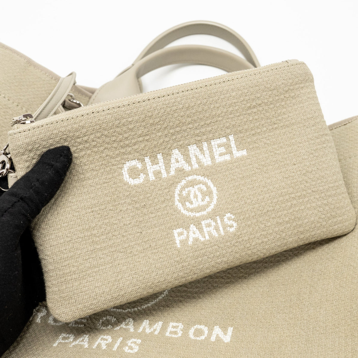 CHANEL DEAUVILLE TOTE BAG FABRIC / LEATHER LIGHT GREY SHW (MICROCHIP)