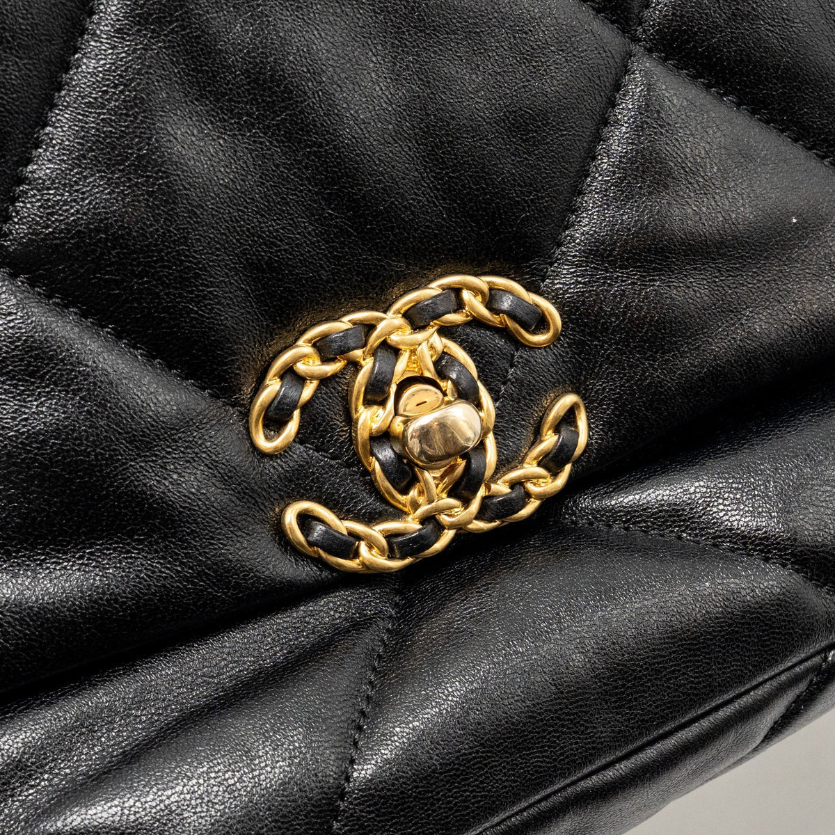 CHANEL SMALL 19 BAG SHINY LAMBSKIN BLACK MULTICOLOUR HARDWARE