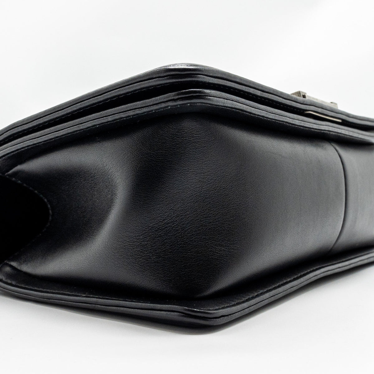CHANEL MEDIUM BOY BAG CALFSKIN BLACK RUTHENIUM HARDWARE
