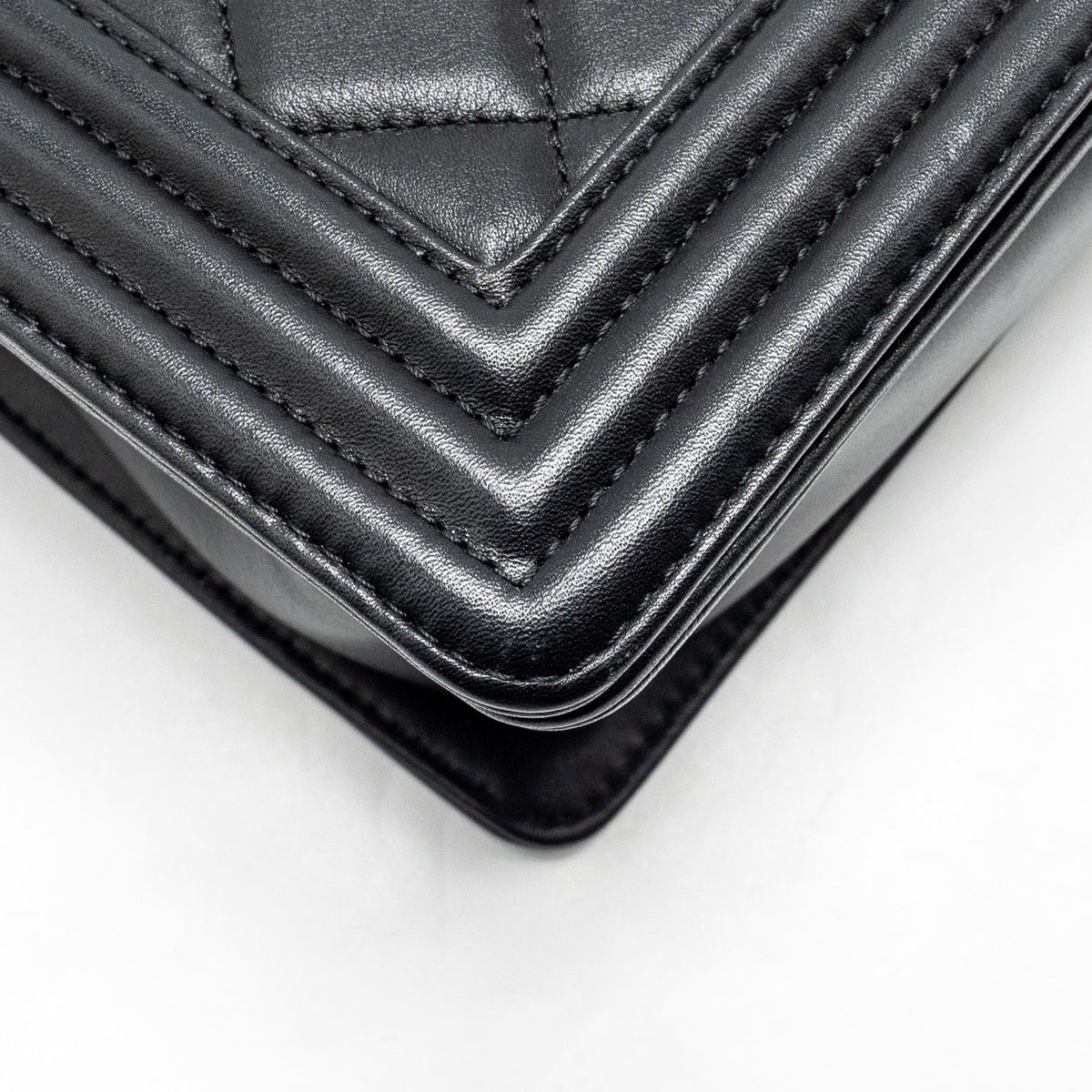 CHANEL MEDIUM BOY BAG CALFSKIN BLACK RUTHENIUM HARDWARE