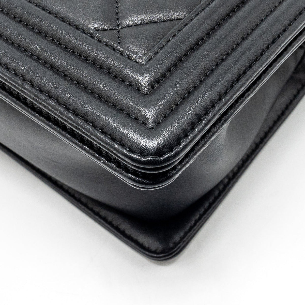 CHANEL MEDIUM BOY BAG CALFSKIN BLACK RUTHENIUM HARDWARE