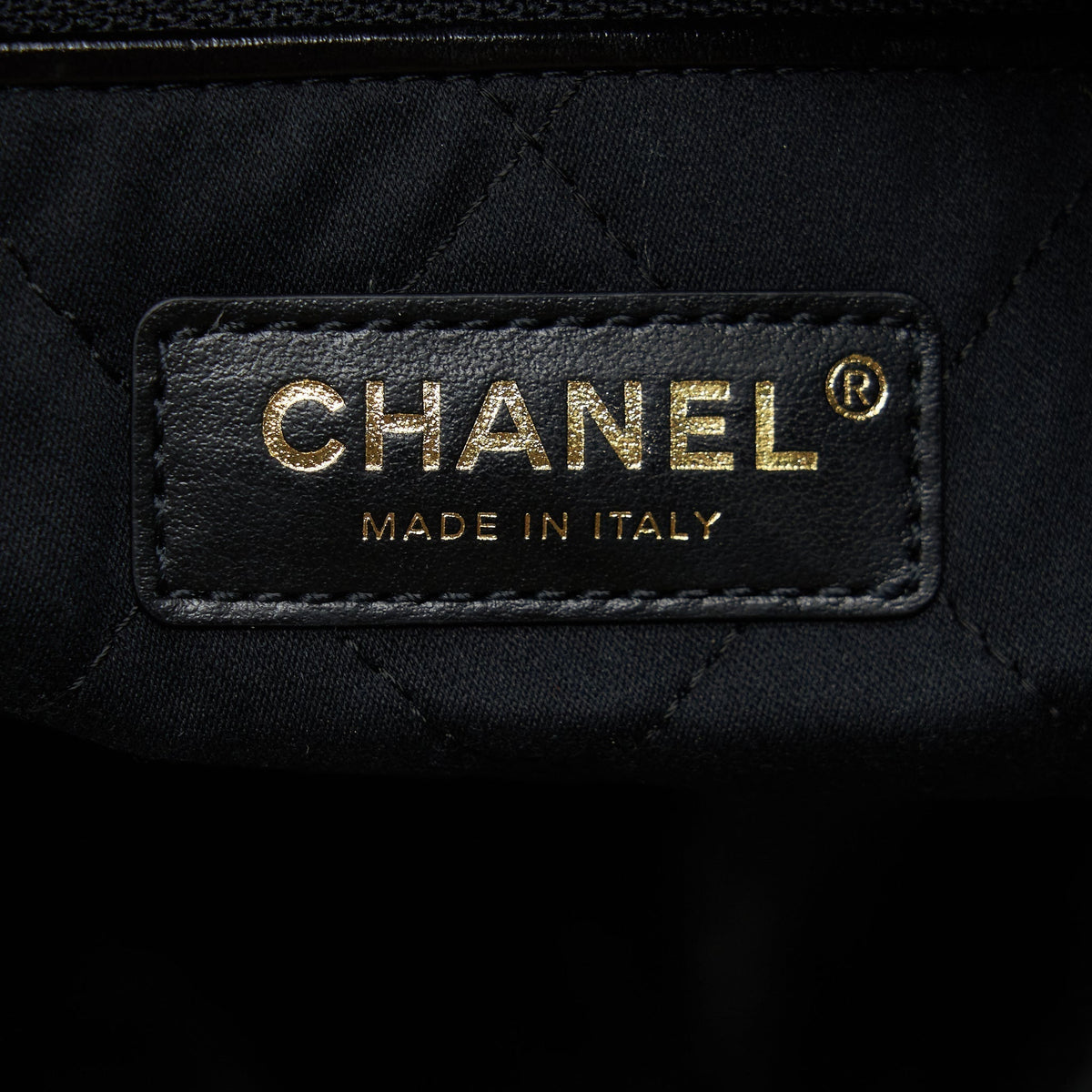 CHANEL 22 BAG SHINY CALFSKIN BLACK GHW