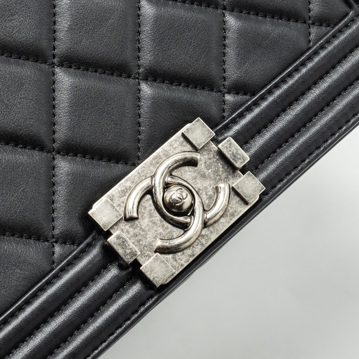 CHANEL MEDIUM BOY BAG CALFSKIN BLACK RUTHENIUM HARDWARE